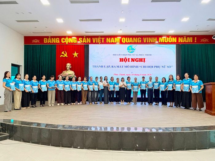 Hội LHPN xã Phúc Thịnh ra mắt 26 mô hình “Chi hội phụ nữ số”. Ảnh: Thanh Hà