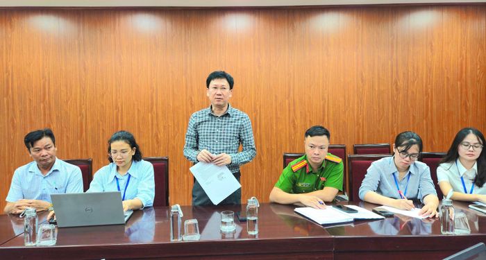 Phó Trưởng phòng Kinh tế Hạ tầng và Đô thị phường Việt Hưng Nguyễn Trung Kiên phát biểu. Ảnh: Ánh Dương