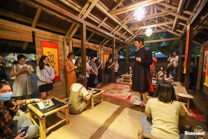 Thời gian qua, chương trình tour đêm tại Văn Miếu - Quốc Tử Giám luôn được đổi mới, tạo thu hút cho du khách với nhiều hoạt động trải nghiệm. Hai bộ phim 3D Mapping trình chiếu trên tiền đường nhà Thái Học “Tinh hoa đạo học” và “Sử đá lưu danh” được thực hiện với công nghệ cao, luôn là điểm nhấn thu hút. Vừa qua, đơn vị đã thực hiện tiếp bộ phim 3D Mapping thứ ba và chuẩn bị ra mắt trong thời gian tới.