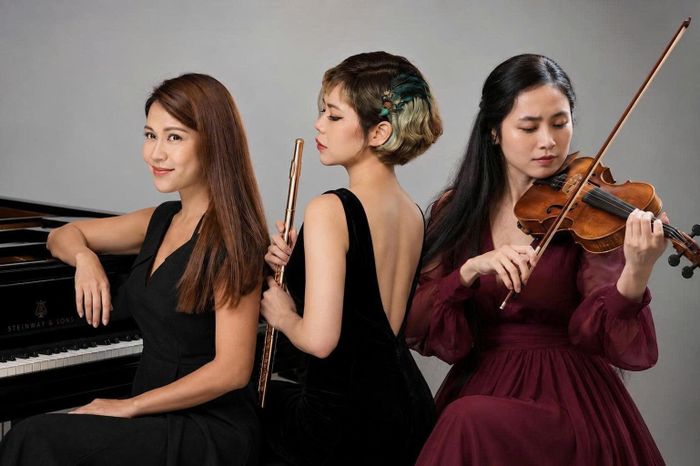 Từ trái qua: Các nghệ sĩ độc tấu Lương Tố Như (piano), Lê Thư Hương (flute) và Hoàng Hồ Khánh Vân (violin).