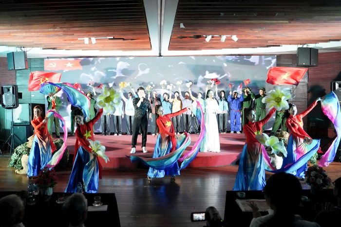 Hoạt cảnh được dàn dựng riêng, tái hiện ký ức về những đoàn tàu đưa các chiến sĩ ra chiến trường bảo vệ Tổ quốc. Ảnh: Ngọc Tú