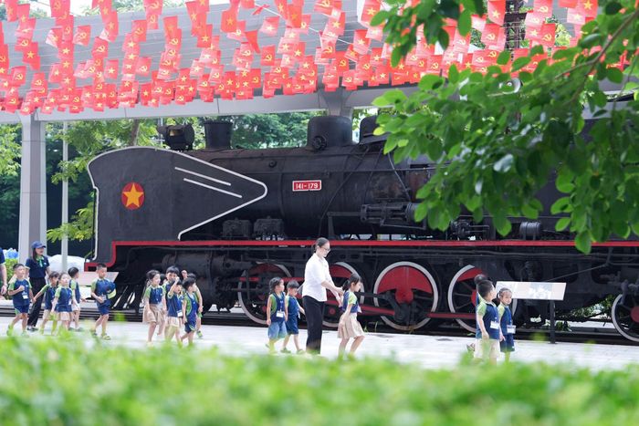 Không gian trưng bày đầu máy xe lửa tại Bảo tàng Hà Nội thu hút đông học sinh trải nghiệm. Ảnh: Ngọc Tú
