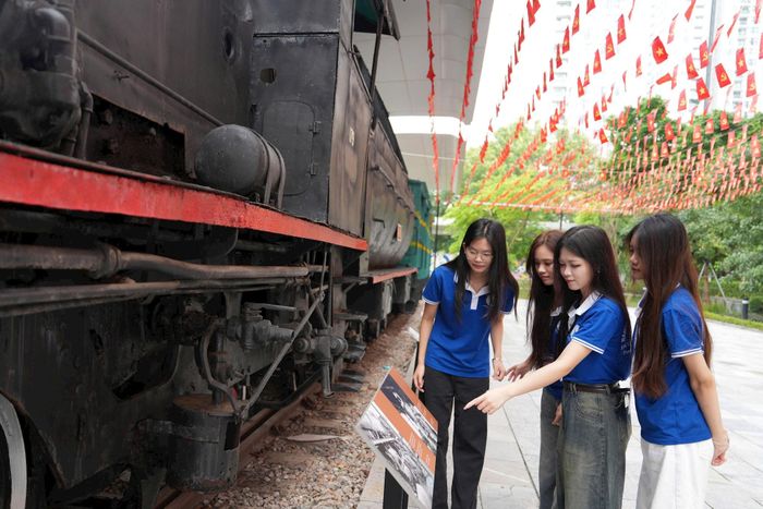 Giới trẻ thích thú tìm hiểu lịch sử của ngành đường sắt Việt Nam. Ảnh: Ngọc Tú