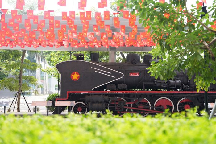 Đầu máy xe lửa hơi nước 141-179 đang trưng bày tại Bảo tàng Hà Nội. Ảnh: Ngọc Tú