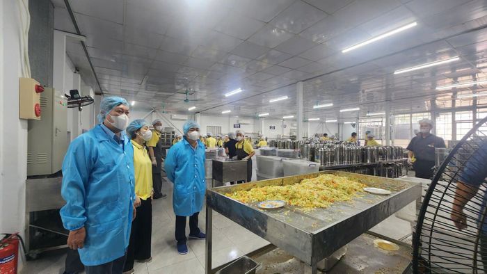 Đoàn công tác xã Hưng Đạo kiểm tra công tác bảo đảm an toàn thực phẩm tại cơ sở nấu ăn bán trú.