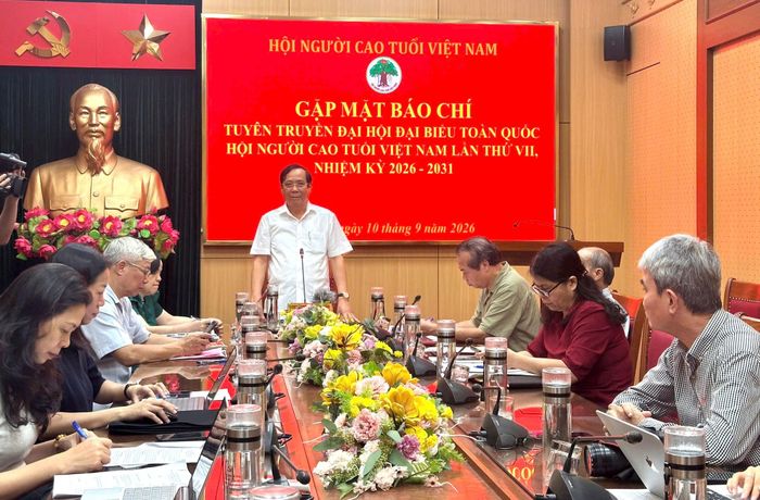 Chủ tịch Trung ương Hội Người cao tuổi Việt Nam Nguyễn Thanh Bình chia sẻ tại họp báo. Ảnh: Bảo Lâm