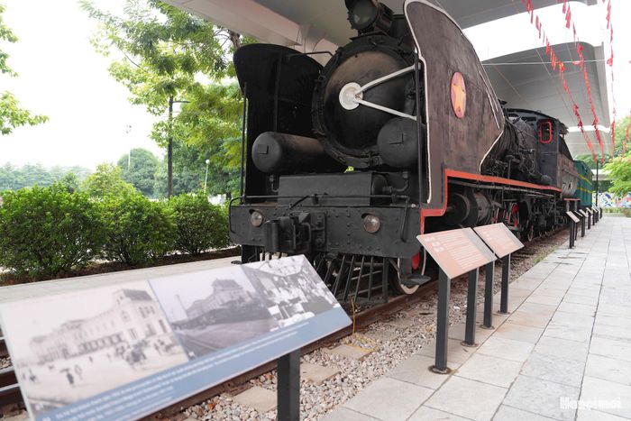 Tại Bảo tàng Hà Nội, đầu máy xe lửa hơi nước 141-179 trở thành “cầu nối” đặc biệt, giúp những câu chuyện tưởng như đã lùi xa theo năm tháng được kể lại một cách sinh động. Ảnh: Ngọc Tú