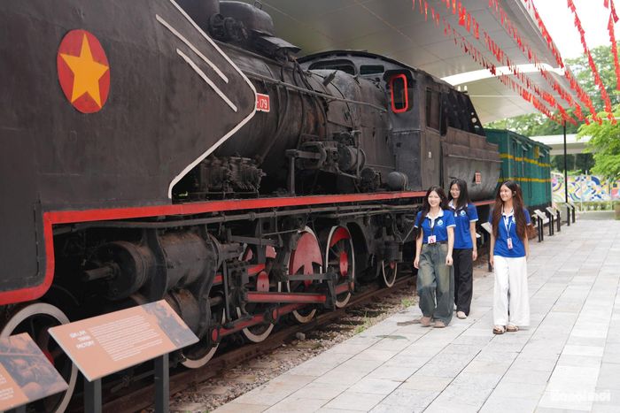 Hiện vật thu hút giới trẻ đến tham quan, tìm hiểu về đầu máy xe lửa hơi nước 141-179. Ảnh: Ngọc Tú
