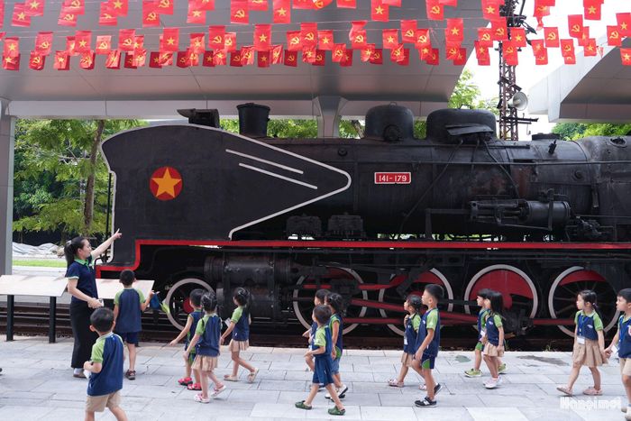 Nhiều nhà trường cũng tổ chức cho học sinh tham quan, tìm hiểu về các hiện vật, không gian tại Bảo tàng Hà Nội, trong đó có đầu máy xe lửa hơi nước 141-179. Ảnh: Ngọc Tú