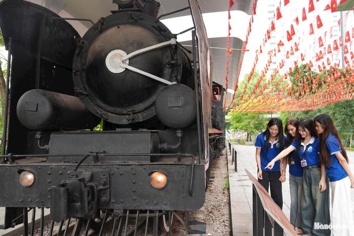 Lâm Hằng Châu, sinh viên năm 2, khoa Du lịch, Trường Đại học Văn hóa Hà Nội cùng nhóm bạn chia sẻ: "Trực tiếp tham quan, tìm hiểu hiện vật, chúng em rất thích thú và tự hào khi được tận mắt chứng kiến một hiện vật gắn với lịch sử đường sắt Việt Nam. Việc tham quan không chỉ là dịp tìm hiểu lịch sử mà còn giúp thêm trân trọng những giá trị được gìn giữ qua thời gian và ý thức hơn về trách nhiệm tiếp nối, lan tỏa những giá trị ấy". Ảnh: Ngọc Tú