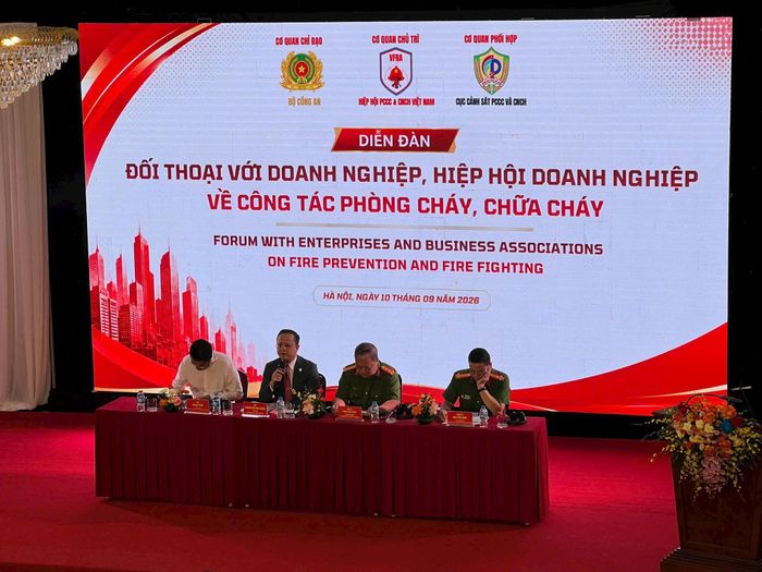 Ông Nguyễn Đỗ Tùng Cương, Chủ tịch Hiệp hội PCCC và CNCH Việt Nam chủ trì buổi đối thoại. Ảnh: Bảo Hân