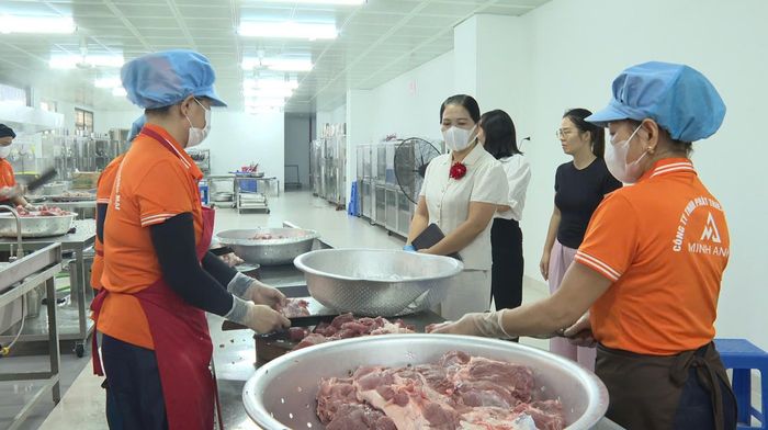 Nhân viên bếp ăn thực hiện quy trình sơ chế, chế biến thực phẩm dưới sự giám sát của đoàn liên ngành. Ảnh: Mai Khôi