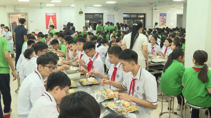 Bữa ăn bán trú của học sinh được tổ chức tại khu vực nhà ăn của trường, với các suất ăn được chuẩn bị và phục vụ tập trung. Ảnh: Mai Khôi
