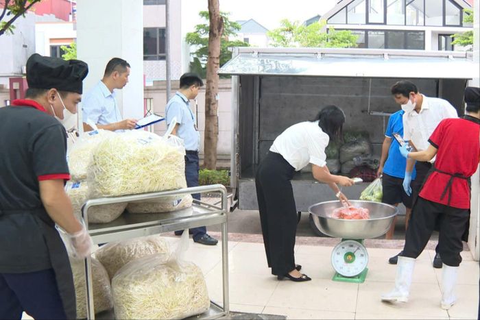 Đoàn liên ngành xã Đông Anh kiểm tra nguồn thực phẩm phục vụ bữa ăn bán trú tại một trường học trên địa bàn. Ảnh: Mai Khôi