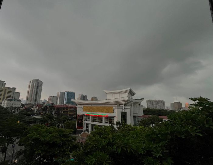 Hà Nội mưa lớn kèm dông, lốc và gió giật mạnh trong chiều 10-9. Ảnh: Tùng Nguyễn.