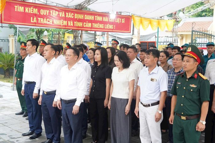 Cán bộ, chiến sĩ và nhân dân phường Chương Mỹ thành kính dâng hoa, dâng hương tri ân các Anh hùng liệt sĩ tại Nghĩa trang Chúc Sơn trước khi thực hiện nhiệm vụ. Ảnh: Lan Oanh