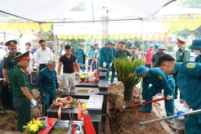Các lực lượng khai mộ theo quy trình kỹ thuật. Ảnh: Lan Oanh
