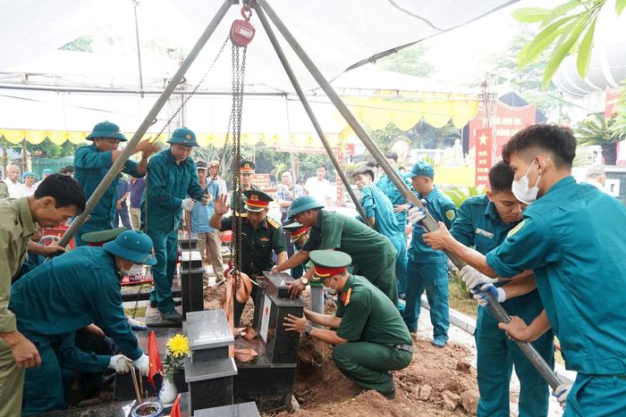 Các lực lượng cẩn trọng trong từng động tác khai mộ. Ảnh: Lan Oanh