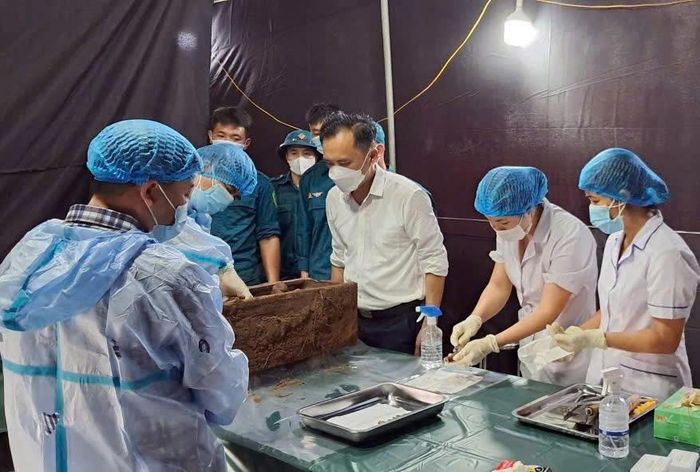 Bí thư Đảng ủy, Chủ tịch HĐND phường Chương Mỹ Phí Minh Hải chỉ đạo, động viên lực lượng làm nhiệm vụ lấy mẫu. Ảnh: Lan Oanh