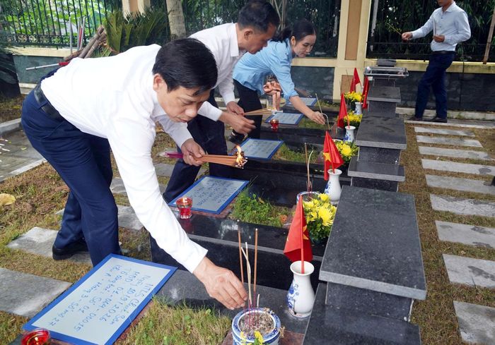 Lãnh đạo phường Chương Mỹ thắp hương tri ân các Anh hùng liệt sĩ trước khi thực hiện nhiệm vụ. Ảnh: Lan Oanh