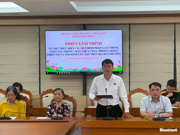 Đại biểu HĐND phường Hà Đông tham gia chất vấn. Ảnh: PV