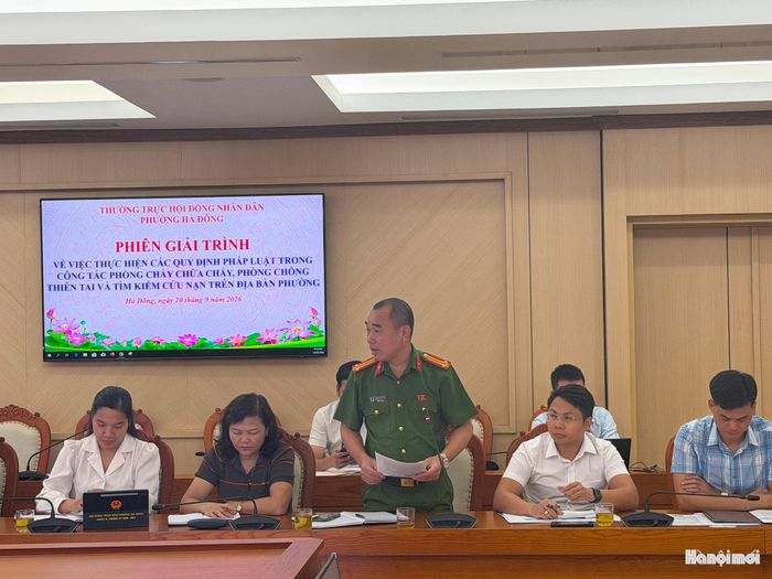 Đại diện các phòng, ban, Công an phường Hà Đông trả lời các câu hỏi của đại biểu. Ảnh: PV