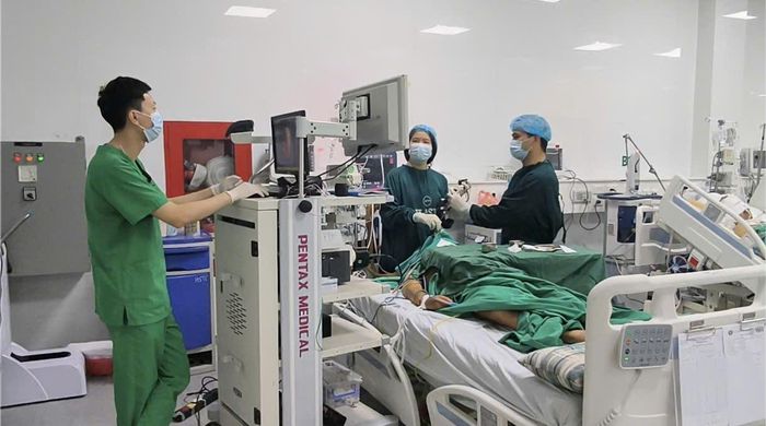 Khẩn trương can thiệp, hỗ trợ điều trị cho người bệnh. Ảnh: Nguyễn Thanh