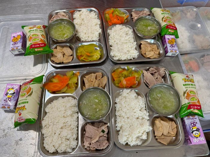 Suất ăn bán trú do Công ty cổ phần thực phẩm an toàn Tâm Thành nấu ăn cho học sinh Trường Tiểu học Nguyễn Thượng Hiền. Ảnh: Vân Nga