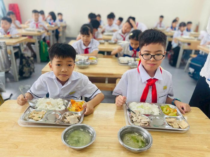 Học sinh Trường Tiểu học Nguyễn Thượng Hiền ăn trưa ngày 10-9. Ảnh: Nguyễn Hường