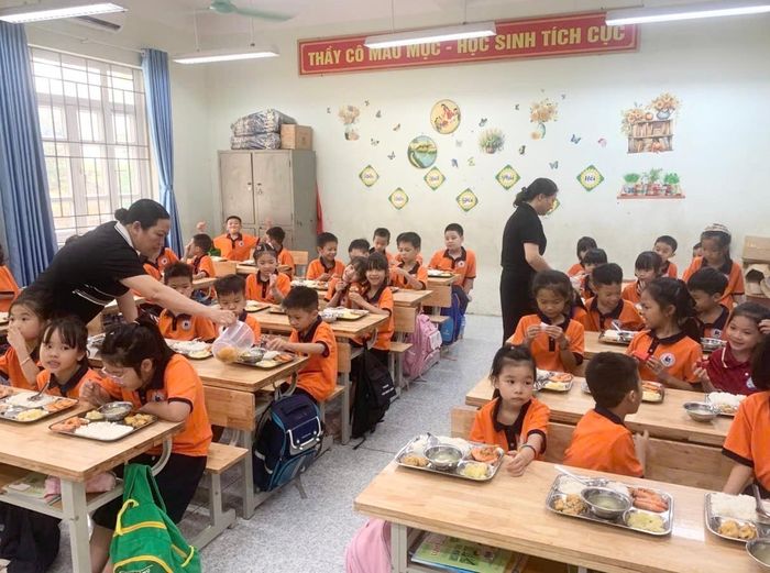 Học sinh Trường Tiểu học Ứng Thiên ăn trưa 10-9. Ảnh: Nguyễn Hường
