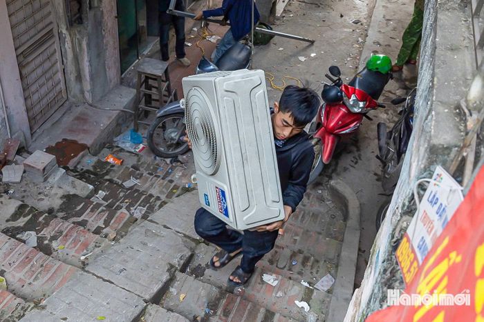 “Nhà đã gắn bó với gia đình nhiều năm, nên lúc tháo dỡ cũng tiếc. Song chúng tôi hiểu khi dự án hoàn thành, khu vực sẽ có thêm chỗ đỗ xe, cây xanh và cảnh quan khang trang hơn. Gia đình thống nhất thực hiện đúng phương án, thu dọn tài sản và bàn giao mặt bằng để dự án triển khai thuận lợi”, người dân này cho hay.