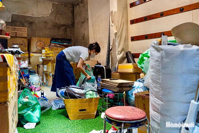 “Gắn bó nhiều năm nên khi chuyển đi cũng có nhiều cảm xúc, nhưng gia đình xác định đây là chủ trương chung để triển khai dự án. Chúng tôi đã thu dọn tài sản, bàn giao nhà đúng kế hoạch và thuê một địa điểm gần đây để tiếp tục kinh doanh đồ thể thao”, chị Nguyễn Thương Huyền chia sẻ.