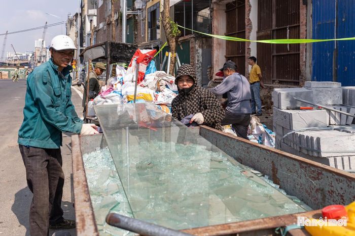 Trong quá trình các hộ dân di chuyển, lực lượng chức năng phường Ô Chợ Dừa có mặt tại hiện trường, hỗ trợ tháo dỡ, vận chuyển đồ đạc, đồng thời hướng dẫn người dân thực hiện các thủ tục bàn giao mặt bằng.