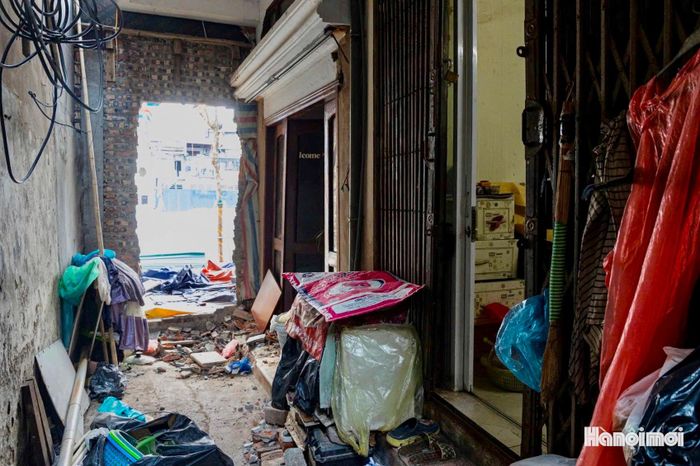 Đã gắn bó và sinh sống gần 9 năm với căn nhà chưa đầy 30m² tại con ngõ trên đường La Thành, chị Nguyễn Thương Huyền cho biết, khi biết căn nhà nằm trong phạm vi giải phóng mặt bằng, gia đình chị chủ động thu xếp đồ đạc, thực hiện di chuyển theo kế hoạch.