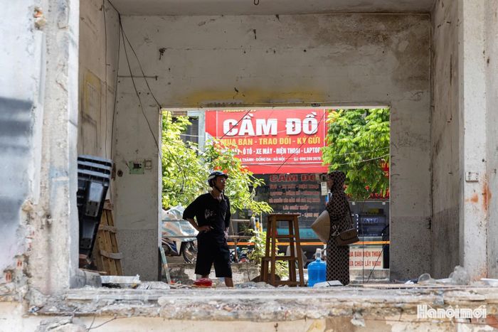 Nhiều căn nhà được tháo dỡ gần như toàn bộ, để lại những khoảng đất trống giữa khu dân cư đông đúc.