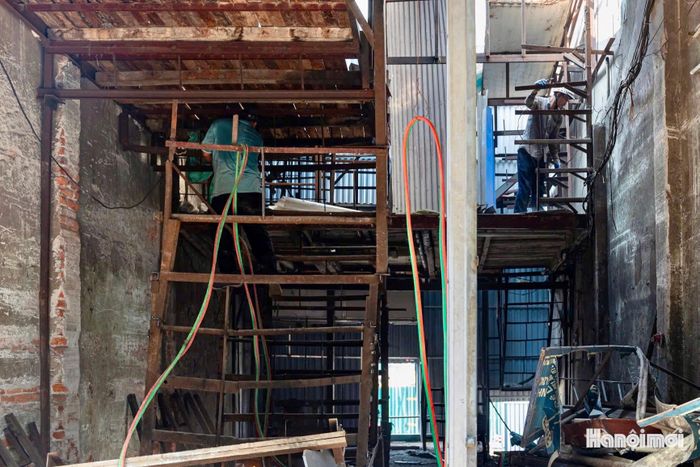 Theo UBND phường Ô Chợ Dừa, dự án có 166 thửa đất thuộc diện thu hồi, gồm 164 hộ dân và 2 tổ chức. Thành phố dự kiến bố trí 151 suất đất tái định cư tại khu GS1, phường Thượng Cát và 151 căn hộ tại khu CT1 Xuân La, phường Nghĩa Đô. Đến nay, phường đã hoàn thành đo đạc, kiểm đếm, xác nhận nguồn gốc đất và công khai 166/166 phương án bồi thường. Hai tổ chức và 3 hộ dân đã bàn giao mặt bằng sạch; 24 hộ đã tháo dỡ cửa hoặc mái nhà; 40 hộ đã ký biên bản bàn giao nhưng chưa di chuyển thực tế.