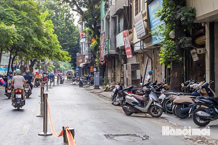 Khu đất được hình thành sau quá trình giải phóng mặt bằng phục vụ dự án đường Vành đai 1, đoạn Hoàng Cầu - Voi Phục. Việc đầu tư công trình nhằm khớp nối đồng bộ hạ tầng kỹ thuật, giao thông và cảnh quan sau khi tuyến đường hoàn thiện. Dự kiến dự án hoàn thành trong năm 2027, bổ sung quỹ đỗ xe, tạo thêm không gian cây xanh, góp phần chỉnh trang diện mạo đô thị dọc tuyến Vành đai 1.