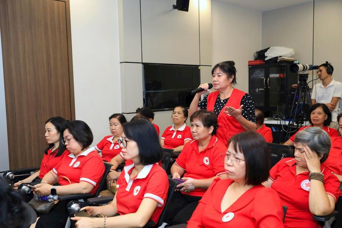 Nhiều hội viên chữ thập đỏ chủ động tìm hiểu thông tin để có thể lan tỏa lòng nhân ái, cứu người thông qua hoạt động hiến tạng. Ảnh: Xuân Hải