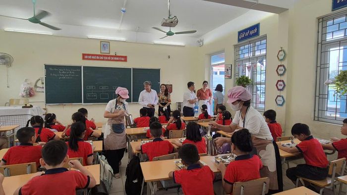 Lãnh đạo xã Ô Diên trực tiếp có mặt để động viên thầy cô giáo và các em học sinh. Ảnh: HL