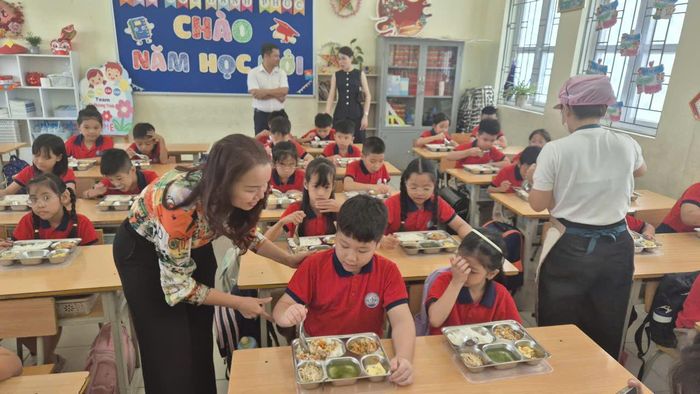 Lãnh đạo xã Ô Diên cùng phụ huynh được tận mắt chứng kiến học sinh ăn bán trú. Ảnh: HL