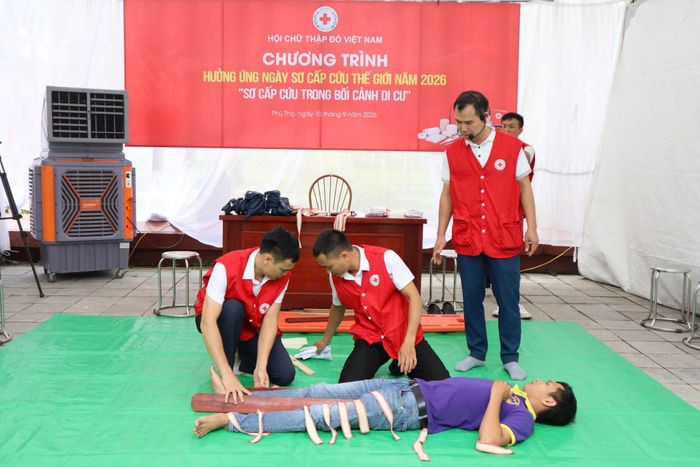 Thực hành kỹ năng sơ cấp cứu tại chương trình. Ảnh: CTĐ