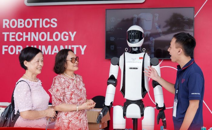 Người dân Hà Nội tương tác với Robot VinRobotics, robot hình người “Made in Vietnam” của Tập đoàn Vingroup. Ảnh: PV