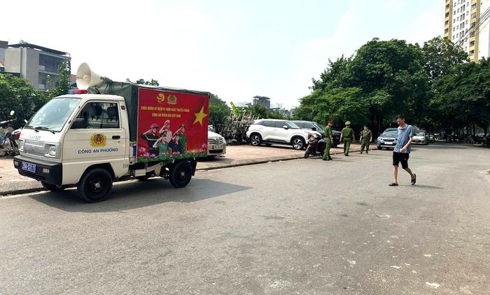 Công an phường Hà Đông tăng cường lực lượng cắm chốt tại khu vực có nguy cơ phát sinh vi phạm trật tự đô thị. Ảnh: NT