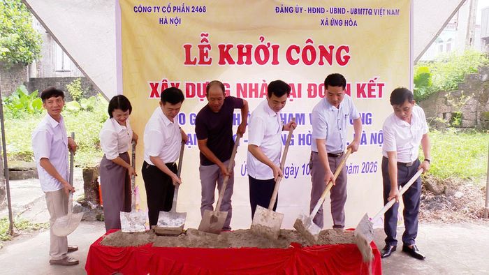 Đại diện các ban, ngành, đoàn thể xã Ứng Hòa khởi công xây nhà cho gia đình khó khăn. Ảnh: Phùng Lương
