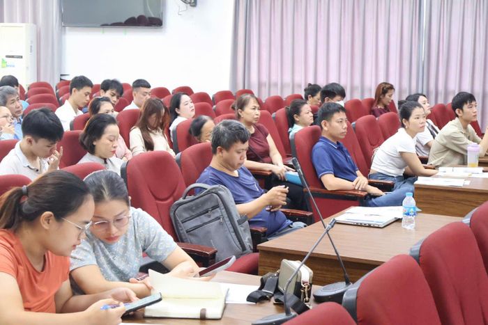 Các hộ kinh doanh tham gia tập huấn, trao đổi về chính sách thuế. Ảnh: QA