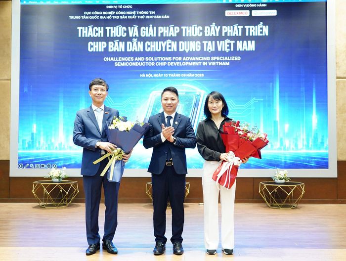 Tặng hoa các đơn vị đồng hành. Ảnh: Truyền thông KHCN