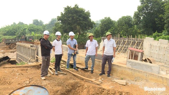 Ông Trương Thanh Phong, Phó Giám đốc Công ty Cổ phần Xây dựng và Phát triển Kinh doanh (thứ hai từ bên phải) cùng cán bộ Ban QLDA ĐTHT công trình hạ tầng Kỹ thuật và Nông nghiệp (ngoài cùng bên phải) và phóng viên Cơ quan Báo và Phát thanh, Truyền hình Hà Nội kiểm tra thực tế dự án. Ảnh: Thái Trọng.