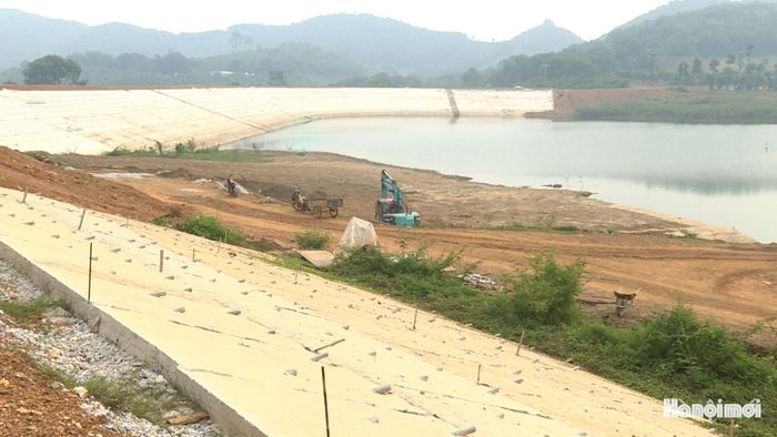 Hạng mụ thân đập hồ nước Mèo Gù đã thực hiện được 66% khối lượng. Ảnh: Thái Trọng.