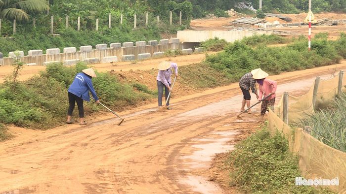 Công nhân thu dọn vật liệu rơi vãi, khắc phục tuyến đường bị ô nhiễm. Ảnh: Thái Trọng