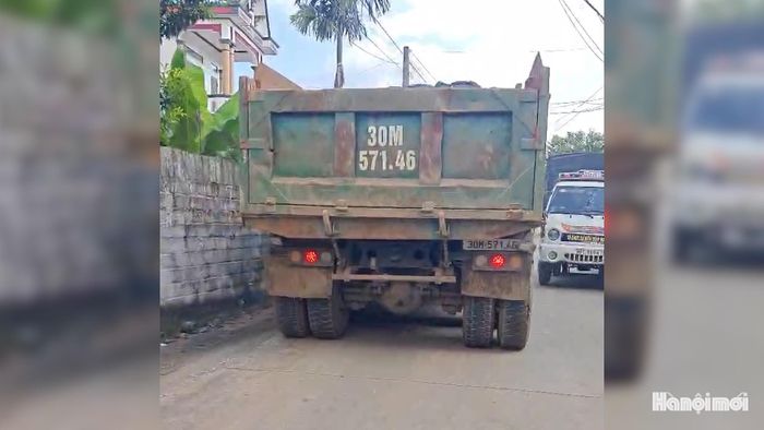 Đường nhỏ hẹp, các xe tải lưu thông chiếm hơn một nửa lòng đường. Ảnh: NDCC.